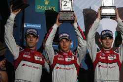Podium: segundo lugar Lucas di Grassi, Loic Duval, Oliver Jarvis, Audi Sport Team Joest