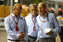 Керівник Formula One Group Чейз кері (у центрі), представник CVC Capital Partners Дональд Маккензі (