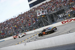 Martin Truex Jr., Furniture Row Racing Toyota se lleva la bandera a cuadros