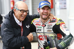 Sieger Cal Crutchlow, Team LCR, Honda; Carmelo Ezpeleta, Dorna-Chef