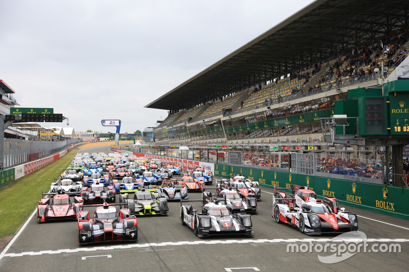 La sesión de fotos tradicional de los coches de Le Mans