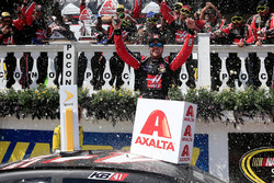 Race winner Kurt Busch, Stewart-Haas Racing Chevrolet