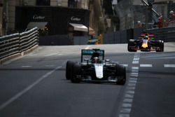 Lewis Hamilton, Mercedes AMG F1 W07 Hybrid voor Daniel Ricciardo, Red Bull Racing RB12