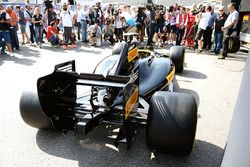 Pirelli reveal a mock up of what a 2017 F1 car and tyres may look like