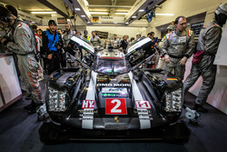 Pole winners #2 Porsche Team Porsche 919 Hybrid: Romain Dumas, Neel Jani, Marc Lieb back di pit box