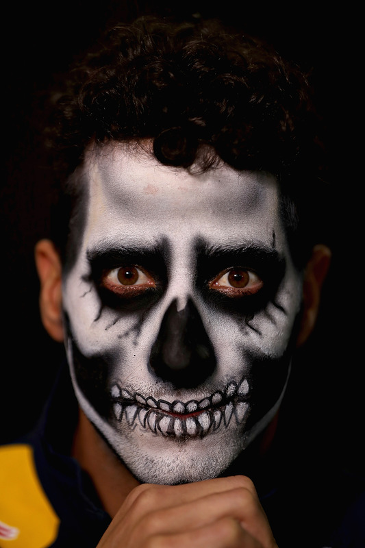 Daniel Ricciardo, Red Bull Racing llega al circuito pintado como catrín del Dia de Muertos