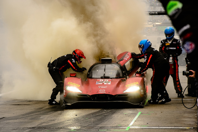 #55 Mazda Motorsports Mazda DPi: Jonathan Bomarito, Tristan Nunez, Spencer Pigot, staat in brand in 