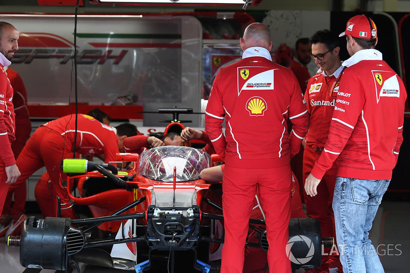 Sebastian Vettel, Ferrari Ferrari SF70H "Kalkan" kokpit koruma sistemini inceliyor
