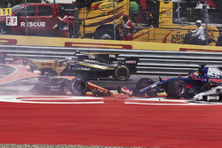 Столкновение: Даниил Квят, Scuderia Toro Rosso STR12, Фернандо Алонсо, McLaren MCL32, и Макс Ферстап