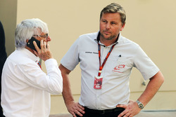 Bernie Ecclestone con Jonathan Nichols, FOM