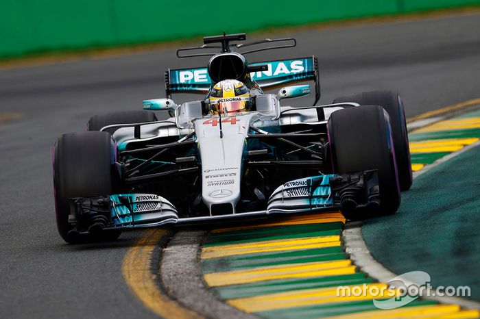 O britânico chegou à sexta pole na Austrália, igualando a marca de Ayrton Senna.