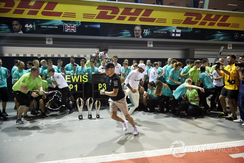 Ganador, Lewis Hamilton, Mercedes AMG F1, tercero, Valtteri Bottas, Mercedes AMG F1, celebran con el