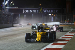 Nico Hulkenberg, Renault Sport F1 Team RS17 devant Sergio Perez, Sahara Force India F1 VJM10 et Valtteri Bottas, Mercedes AMG F1 W08