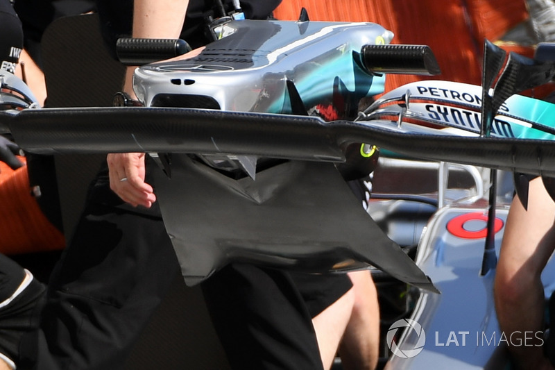 Changement d'aileron avant sut la Mercedes-Benz F1 W08