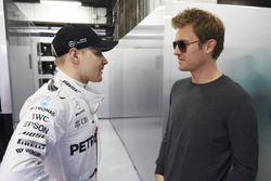 Valtteri Bottas, Mercedes F1 Team talks to world champion Nico Rosberg