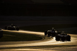Jolyon Palmer, Renault Sport F1 Team RS17, devant Marcus Ericsson, Sauber C36, et Romain Grosjean, Haas F1 Team VF-17