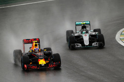Max Verstappen, Red Bull Racing RB12; Nico Rosberg, Mercedes AMG F1 W07 Hybrid