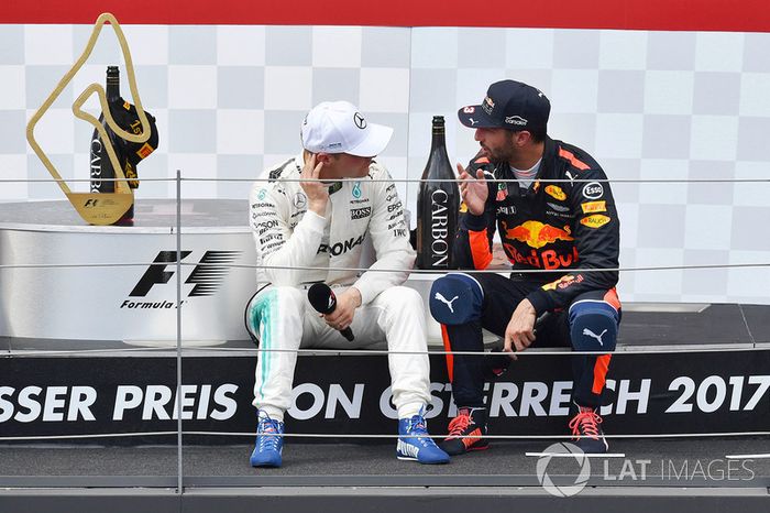 Podium: ganador, Valtteri Bottas, Mercedes AMG F1, tercero, Daniel Ricciardo, Red Bull Racing