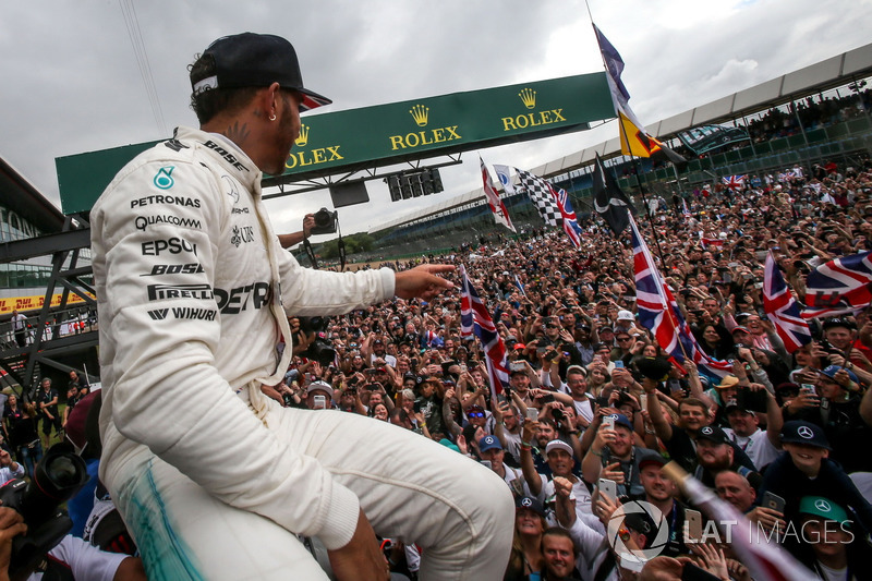 Ganador de la carrera Lewis Hamilton, Mercedes AMG F1 celebra con los fans