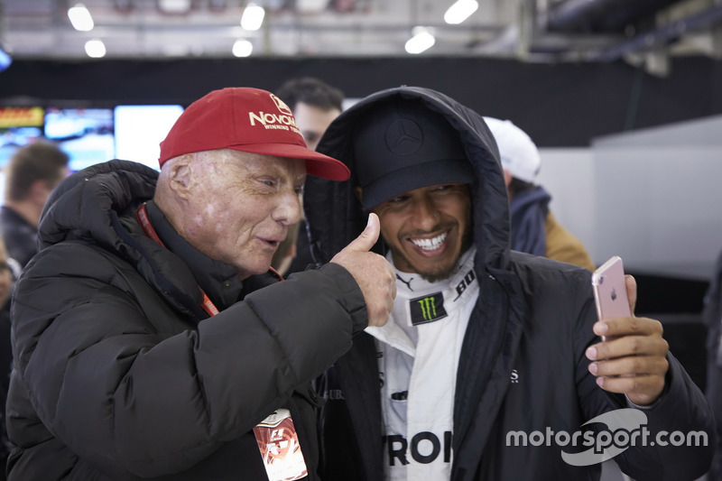 Niki Lauda, Mercedes AMG; Lewis Hamilton, Mercedes AMG