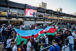 Fans observan la celebración, Valtteri Bottas, Mercedes AMG F1, David Coulthard, la bandera de Azerb