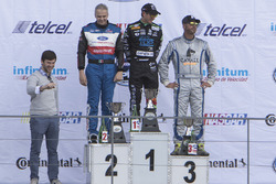 Podio: segundo lugar Rafael Martínez, Escudería Tame, primer lugar Homero Richards, HYH Speed y Tercer lugar Jorge Goeters JV Motorsports con Daniel Suárez Grand Marshall