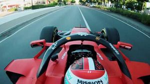 Charles Leclerc por las calles de Maranello