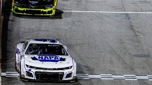 Chase Elliott bate a Ryan Blaney para ganar el Cook Out Clash de NASCAR
