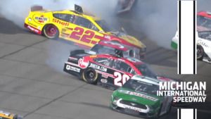 NASCAR Cup: Chaos po restarcie wyścigu w Michigan