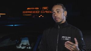 Lewis Hamilton y George Russell conducen el W14