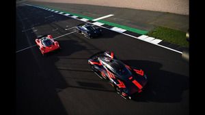 Verstappen y Albon, al volante del hipercoche Aston Martin Valkyrie