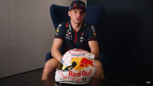 Max Verstappen presenta su casco para el GP de Japón