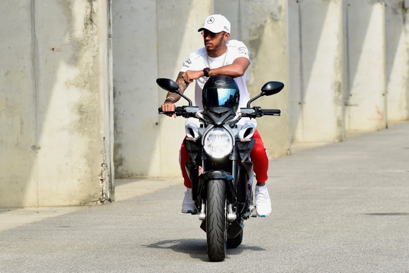 Sponsor plant schon: Hamilton auf Rossis MotoGP-Bike
