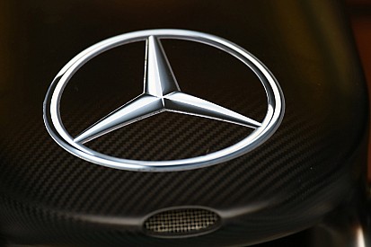 Mercedes hints no plans to change drivers