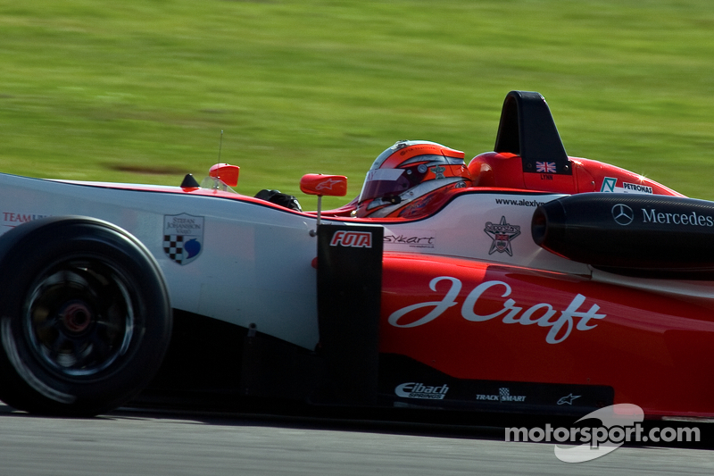 Alex Lynn takes surprise Macau pole