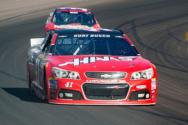 Kurt Busch gana la pole position en Fontana