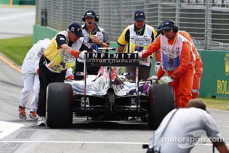 Daniel Ricciardo, Red Bull Racing RB11 es empujado por comisarios