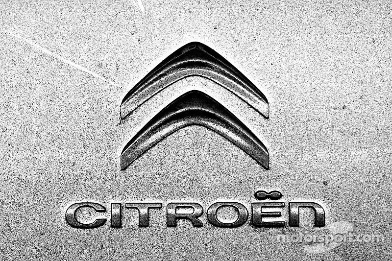 Vidéo - Citroën suspend des DS dans les airs lors d'un match du PSG