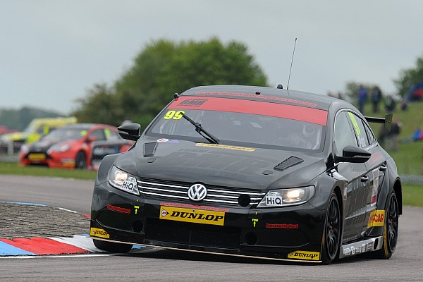 Platón y Smith dominan en Thruxton