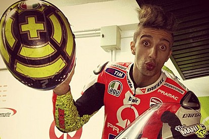 Iannone mostra la tuta che userà nei test di Valencia