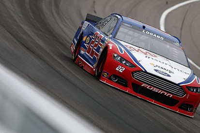 Logano firma la sua quarta pole stagionale in Kansas