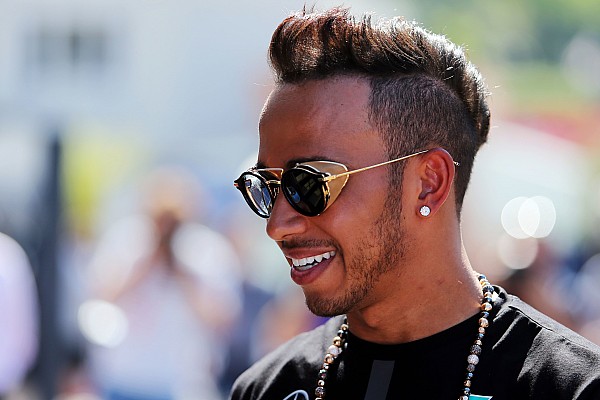 Hamilton renova por tr&ecirc;s anos com a Mercedes