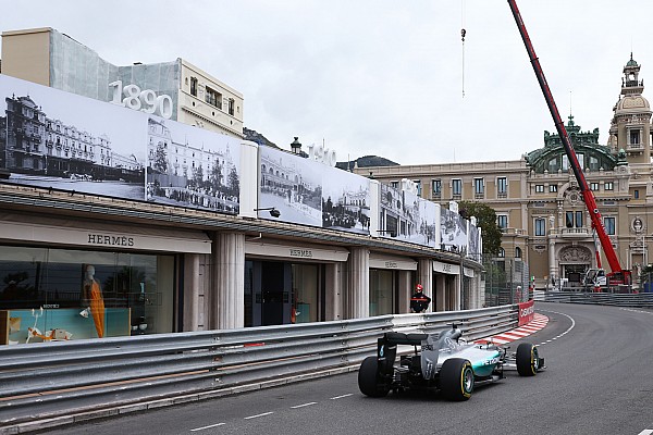 Hamilton lidera la primera pr&aacute;ctica y Verstappen sorprende