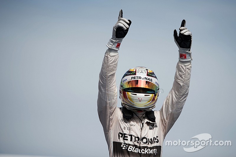 Vencedor Lewis Hamilton, Mercedes AMG F1 W06 entra no parc ferme