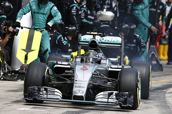 Los errores en los pits revelan la intensa lucha de pilotos