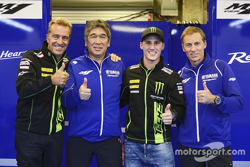 Nouveau contrat pour Pol Espargaro, ici avec Kouichi Tsuji, Directeur Général YMC MotoGP, Lin Jarvis, Directeur Exécutif YMR, et Hervé Poncharal, Directeur team Tech3