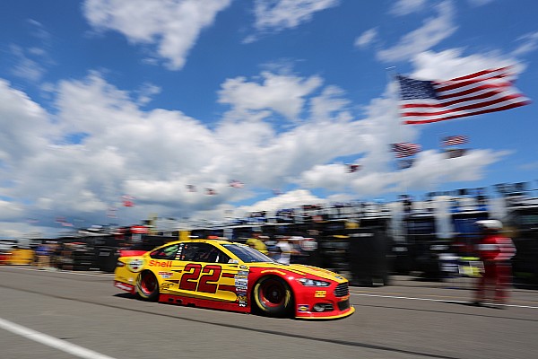 Logano tambi&eacute;n gana la Sprint en Watkins