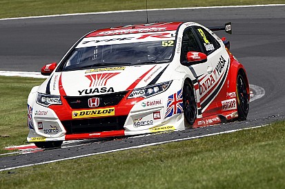 Shedden se lleva la segunda carrrera en Knockhill