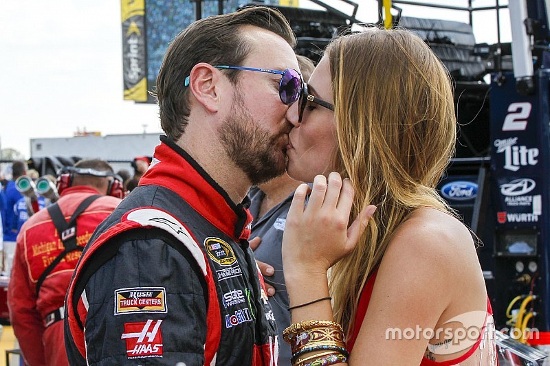 Kurt Busch, Stewart-Haas Racing Chevrolet con su novia Ashley Van Metre