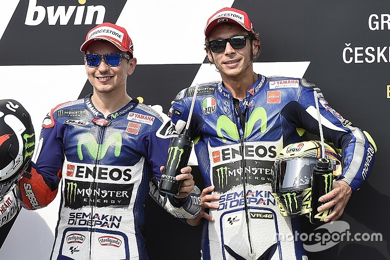 El autor de la pole, Jorge Lorenzo, Yamaha Factory Racing, y el tercero clasificado, Valentino Rossi